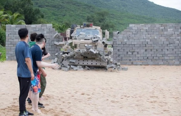 揭秘防地雷反伏击车：钢筋铁骨 就是硬气