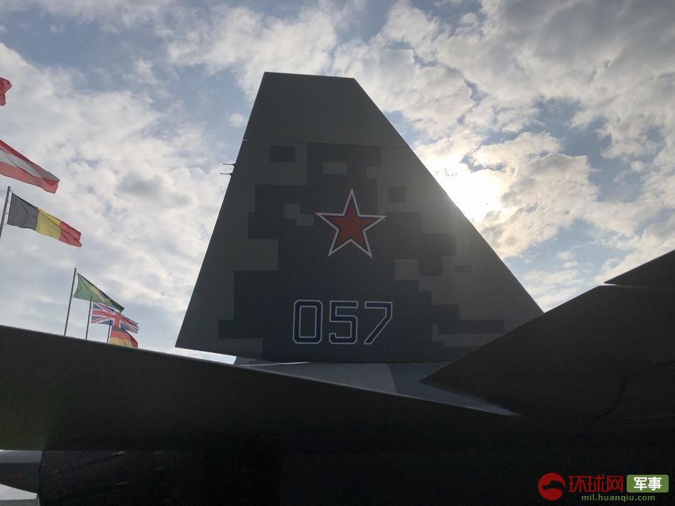 近距离看苏57隐形战机：机腹弹舱门并未严丝合缝