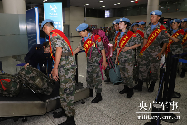 我国首次出动空军专机迎接维和勇士凯旋