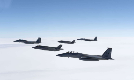 现代空战的开辟者——F-15“鹰”式战斗机